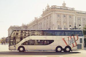 vip-car-historia autocar-vip-car-de-dos-pisos-estacionado-en-plaza