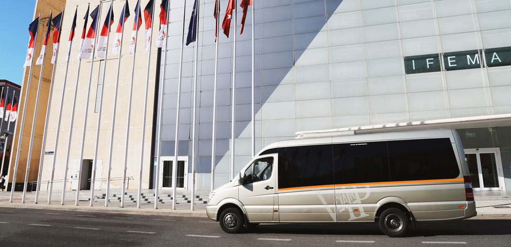 Autocar de VIP CAR llevando empleados de una empresa a un congreso en IFEMA