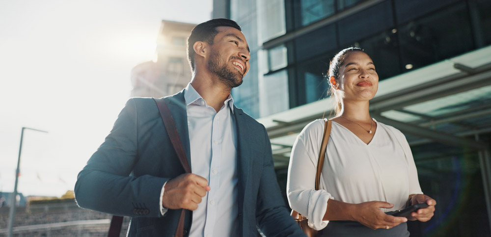 Un chico y una chica en un viaje de incentivo para recompensar su esfuerzo