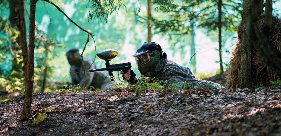 Empleados en un viaje de empresa jugando al Paintball