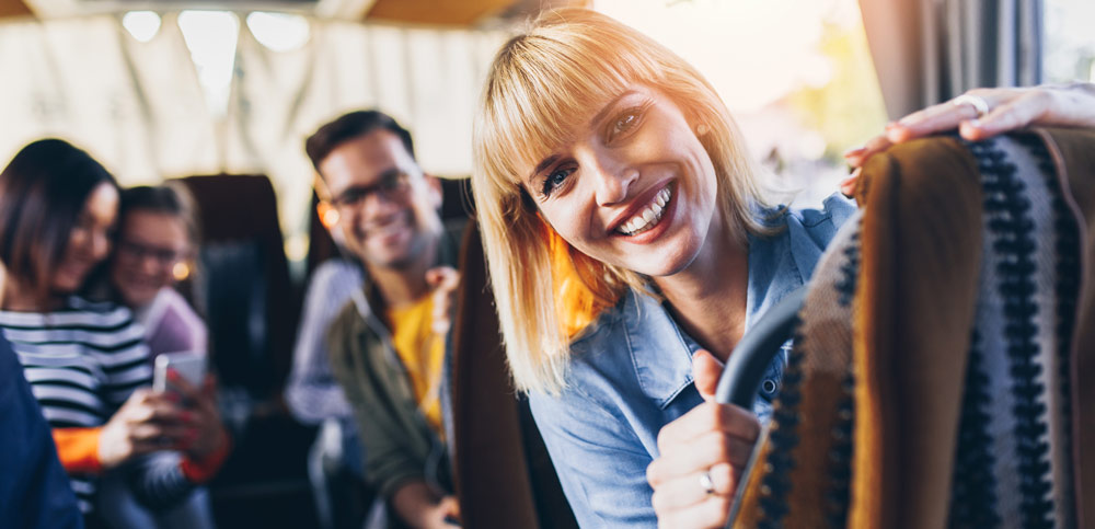 Empleados de una empresa en un autocar en un viaje de empresa