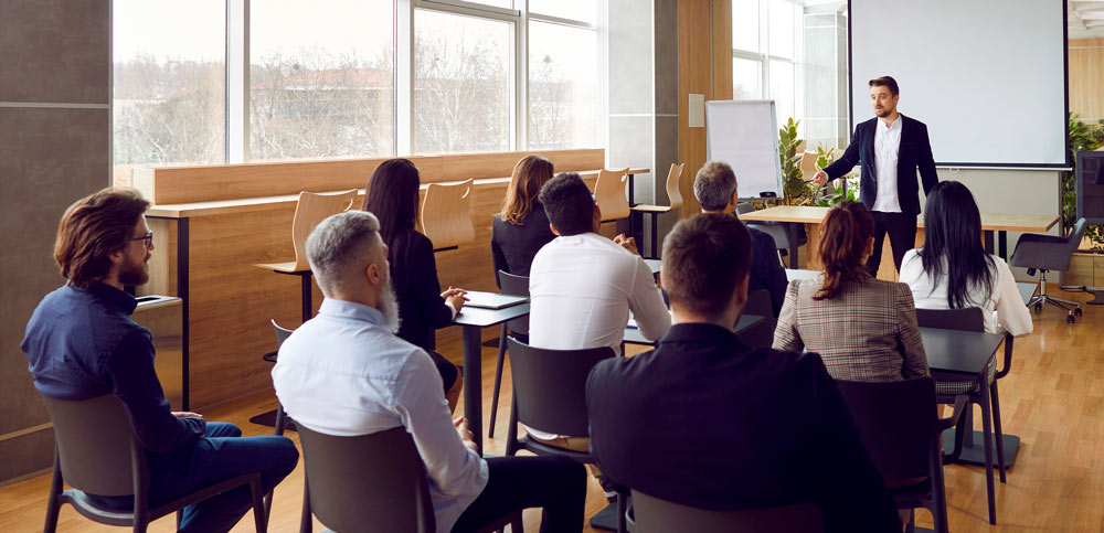 Un grupo de personas formándose en un viaje de empresa