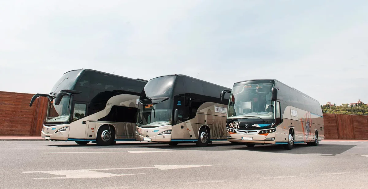 Tres autocares privados en Madrid