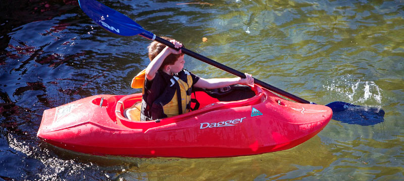 niño-en-kayak