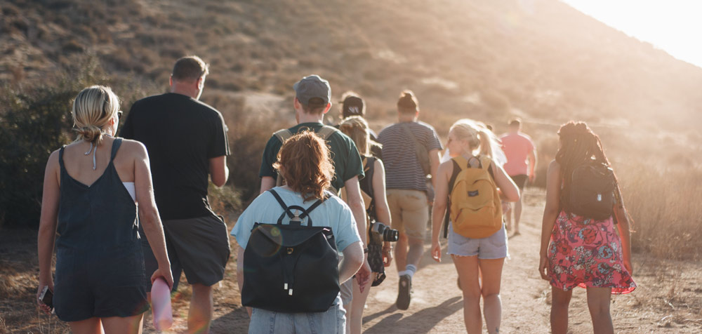 Excursión en autocar entre amigos a la montaña