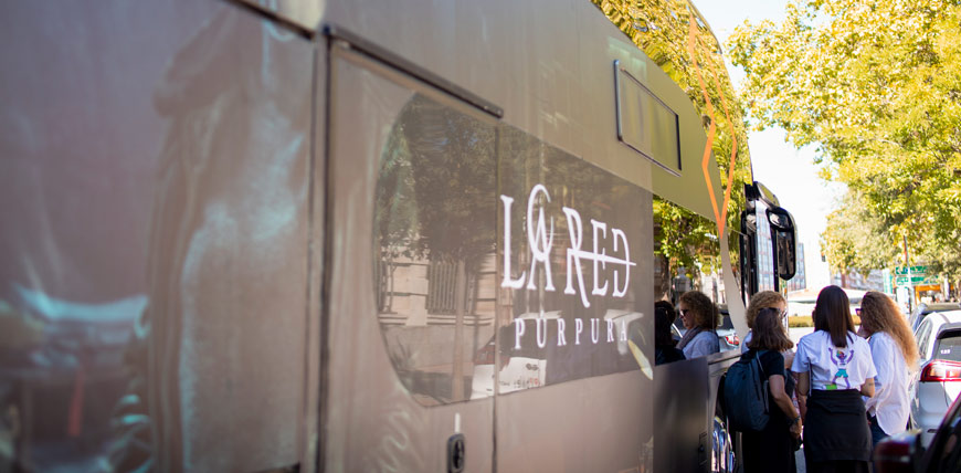 Personas subiendo al autobus doblepiso vinilado de atresplayer