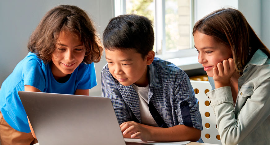 Niños aprendiendo tecnología en campamento de verano en Madrid