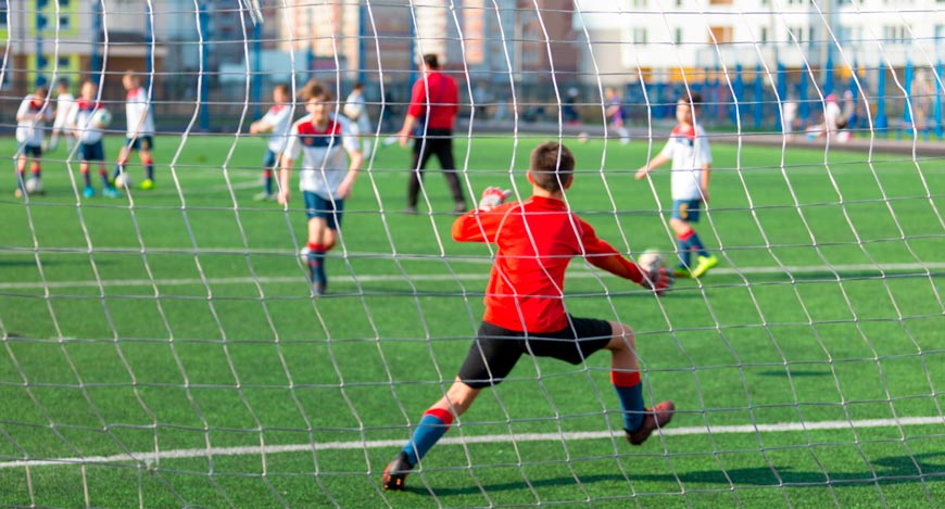 Partido de fútbol en campamento de verano en Madrid