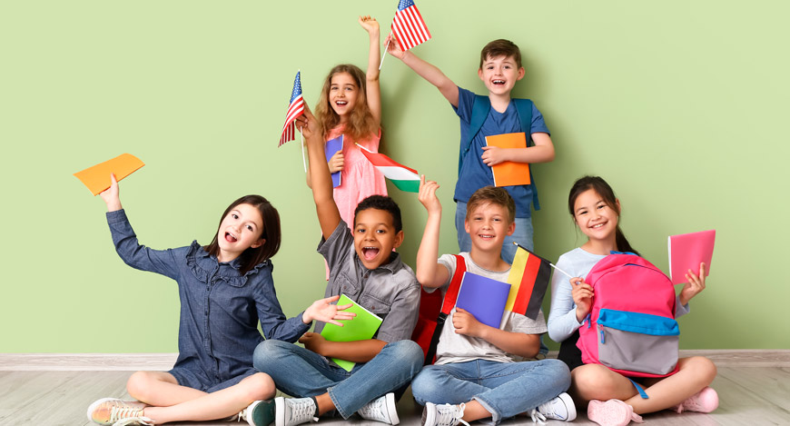 Niños y niñas aprendiendo idiomas en un campamento de verano de inglés