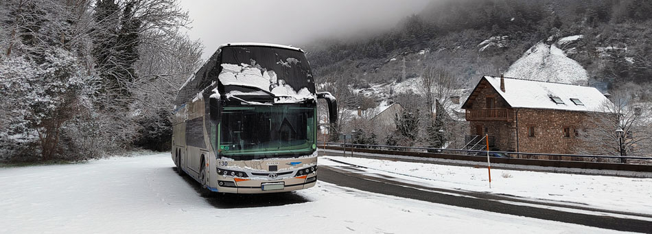 Autocar en la nieve de Andorra