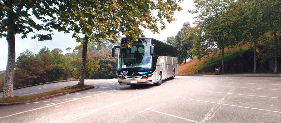 autobús escolar aparcado en un parking